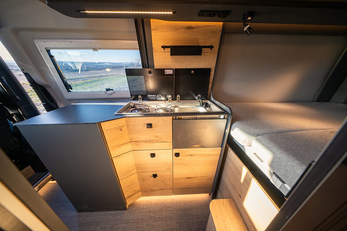 Funktionale Küche mit viel Arbeitsplatz im Roadstar X von Pössl.