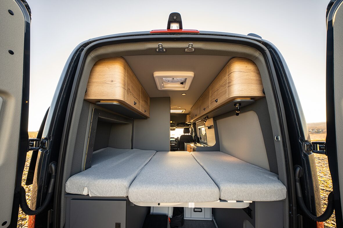 Geräumiges Querschläferbett. 2,08m x 1,45m im Pössl Roadstar X.