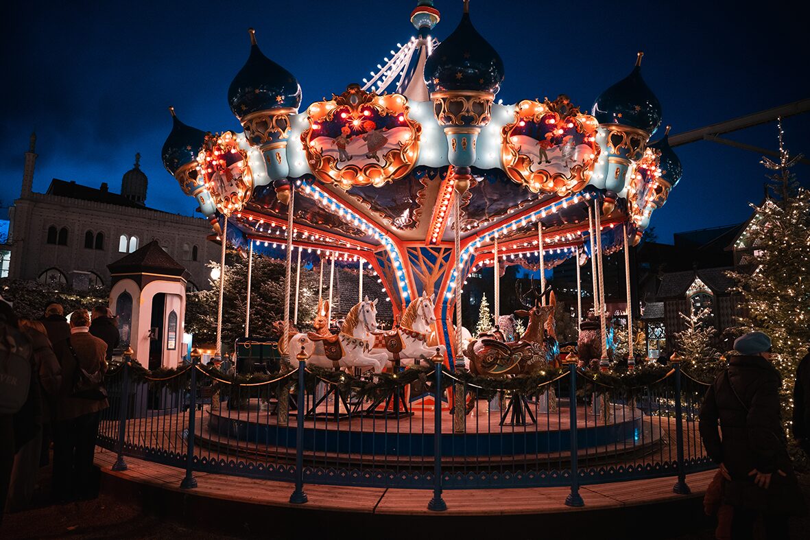 Karussell im Tivoli Vergnügungspark in Kopenhagen.