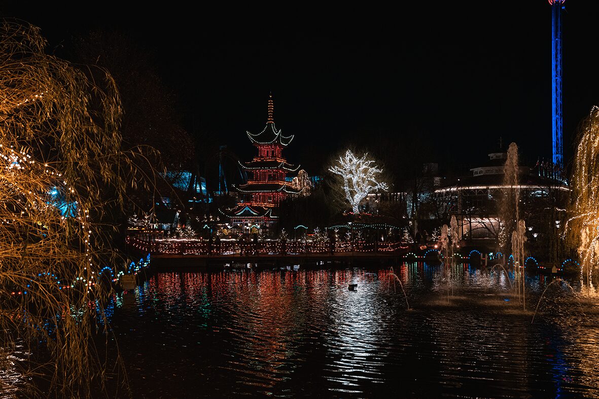 Blick auf die japanische Pagode im Tivoli Kopenhagen