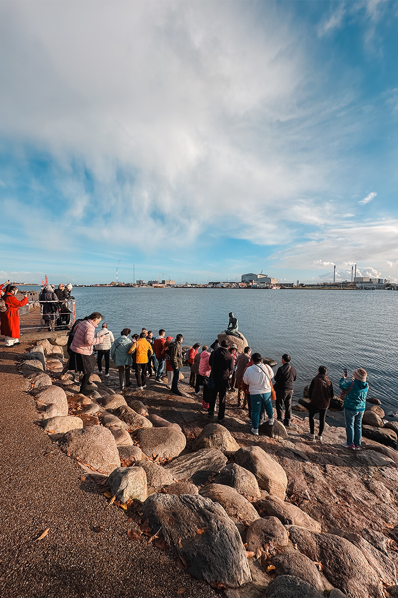 Touristenmassen bei der Kleinen Meerjungfrau in Kopenhagen