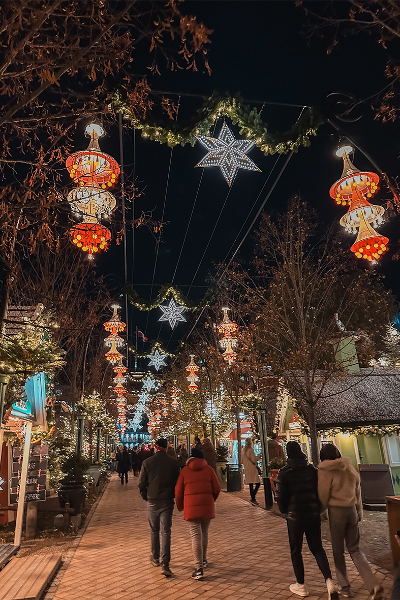 Weihnachtlich geschmückter Gang im Tivoli Themenpark