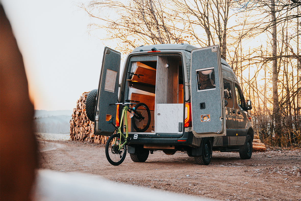 ATACAMA 4x4D Offroad-Camper von AllRoad mit Fahrrad im Innenraum