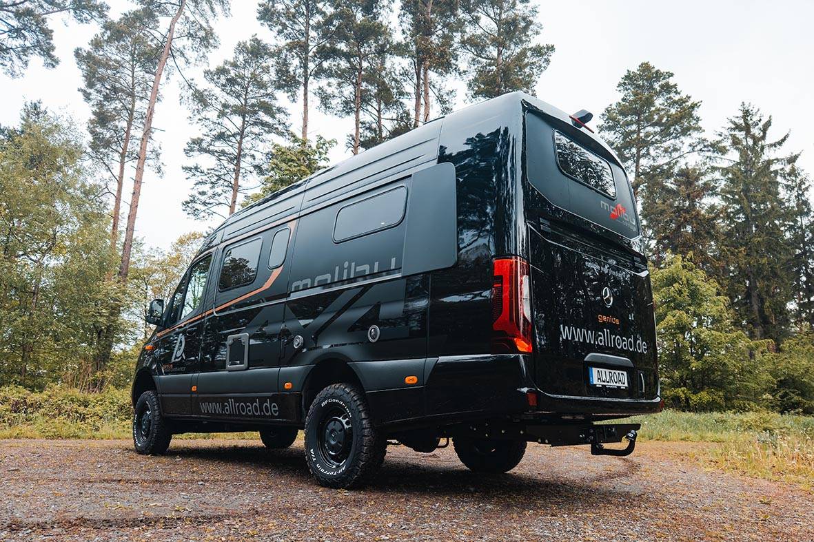 Heckansicht des Malibu Genius Performance 4x4 mit Heck-Extension, Anhängerkupplung und AllRoad Branding.