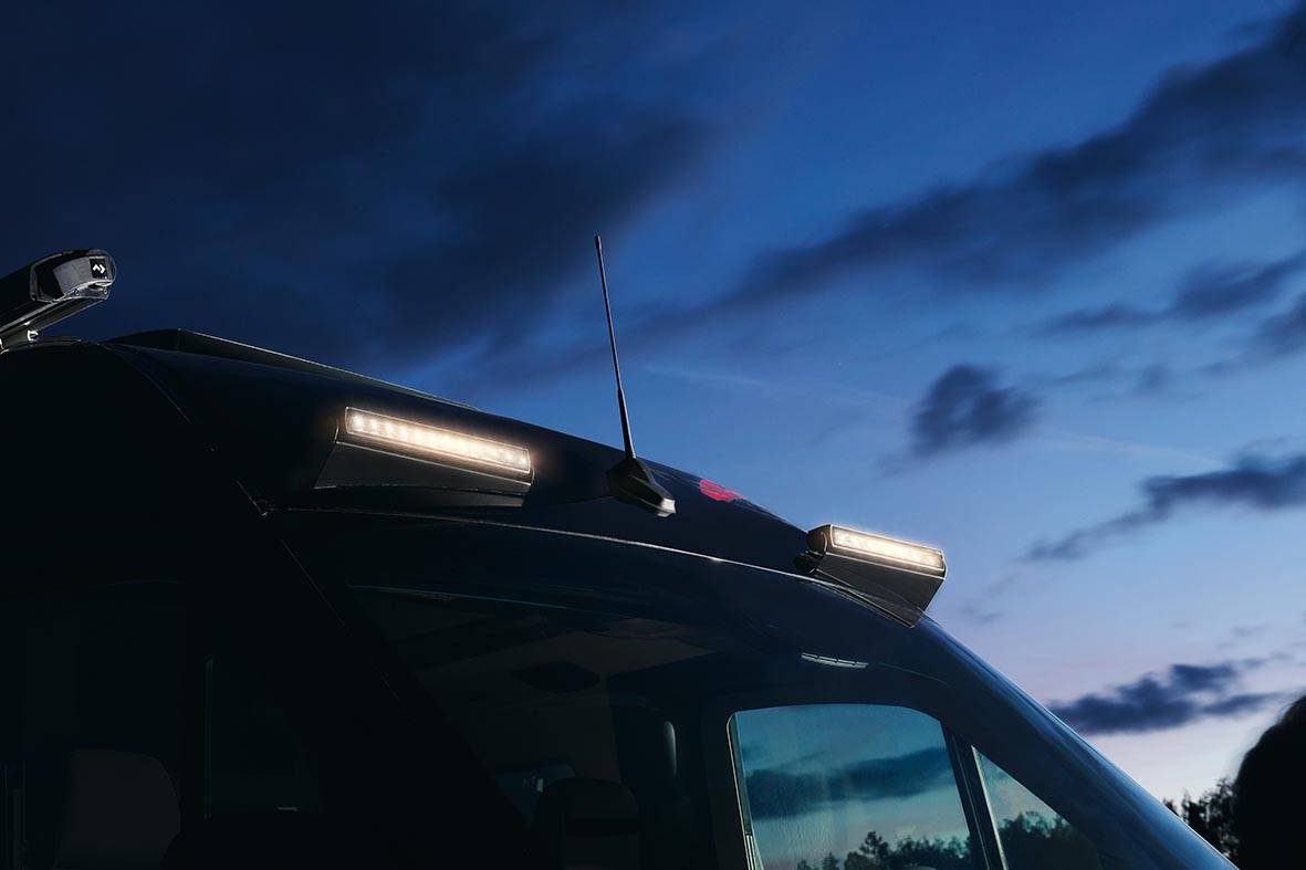 LED-Lightbar als Zusatzscheinwerfer am Dach des Malibu Genius 4x4 bei Dämmerung.