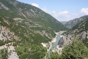 Albanientrip auf der SH23 mit Blick auf die Schwarze Drin