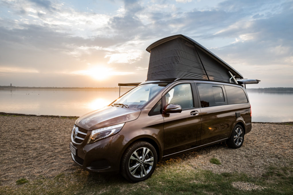 Mercedes-Benz Campervan Marco Polo mit geöffnetem Schlafdach