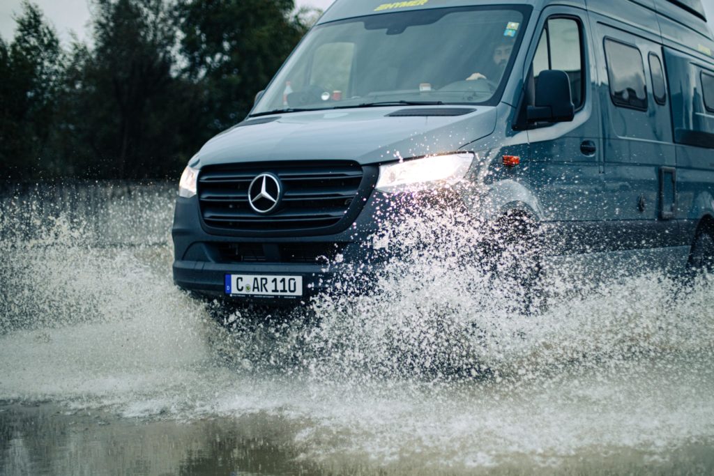 Wasserdurchfahrt mit Allradwohnmobil