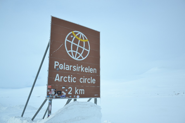 Schild am Norpolarkreis