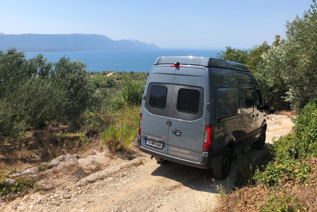 Offroad-Camper auf dem Rückweg vom Weingut Rizmann auf die Hauptroute