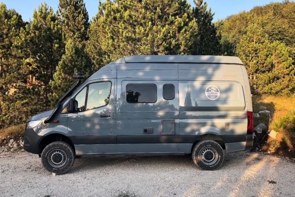 Offroad-Camper im Orjen-Gebirge kurz vor dem Sonnenuntergang