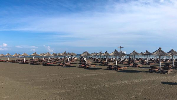 Leerer Sandstrand und kaum Touristen im Camp Safari Beach