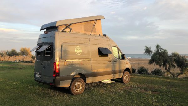 Offroad-Camper direkt am Strand am Long Beach