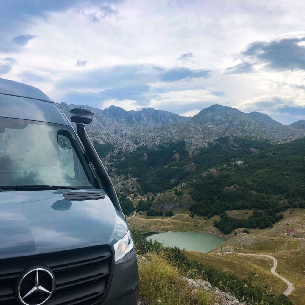 Offroad-Camper oberhalb des Bukumirsko jezero