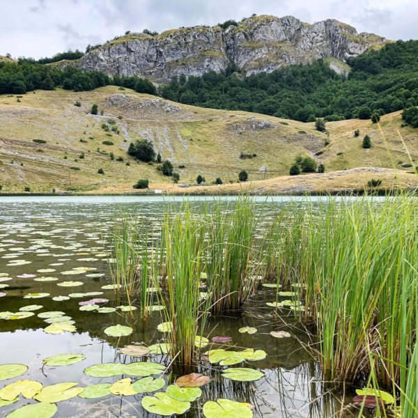 Idylle am Bukumirsko jezero auf der Krug oko Korita