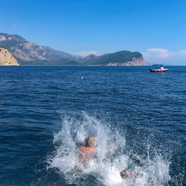 Sprung von der Yacht in Montenegro ins Mittelmeer