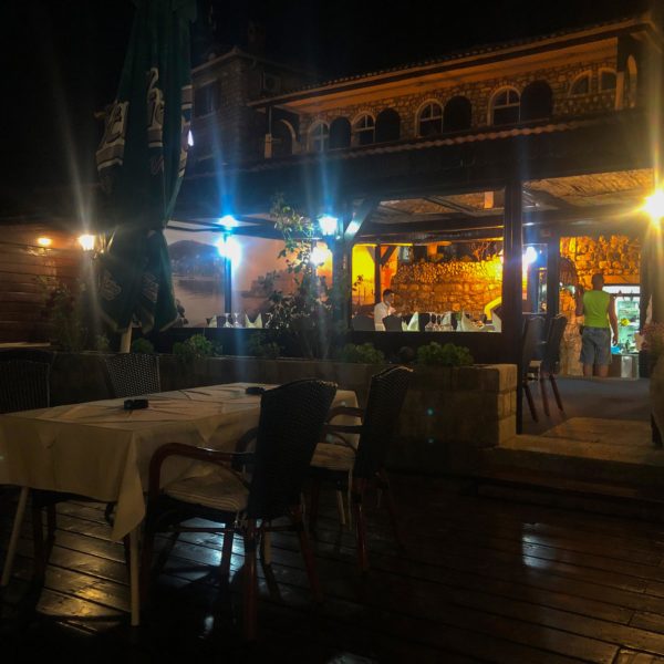 Restaurant Teuta Ulcinj in Montenegro am Abend