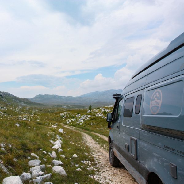 Steinige und geröllige Offroad-Piste im Hochgebirge von Montenegro