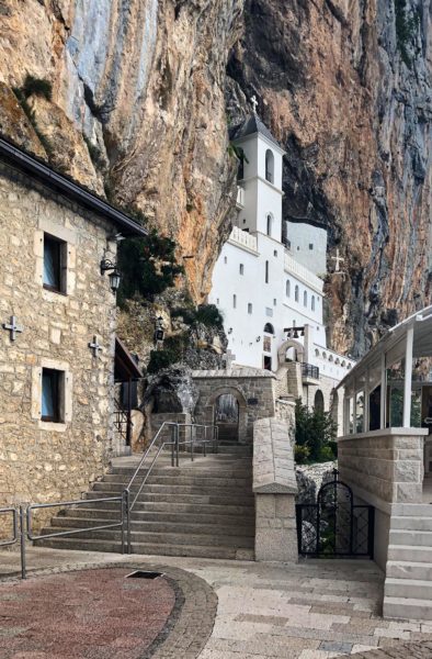 Kloster Ostrog ist die Ruhestätte des heiligen Vasilije