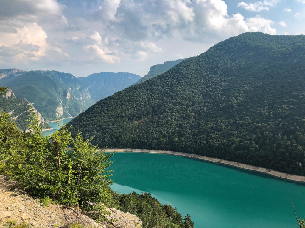 Piva-Stausee im Durmitor Nationalpark Montenegro mit Offroad-Camper bereisen