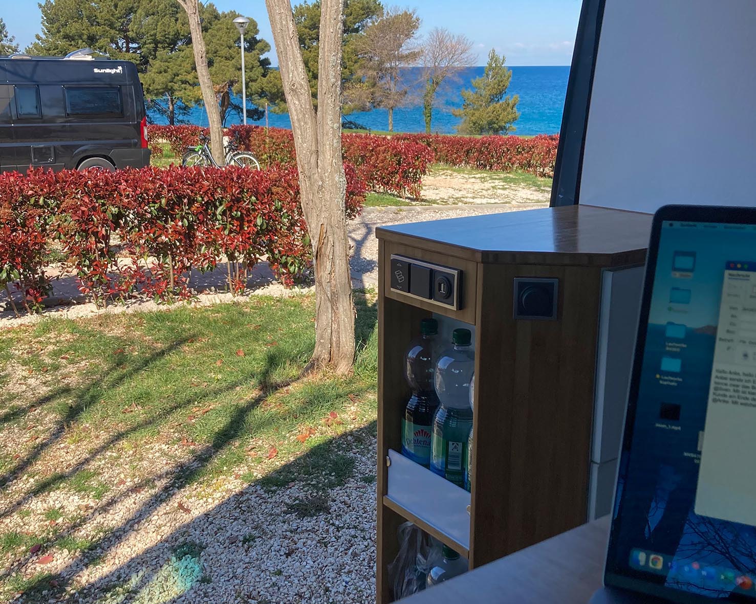 Blick aus Camper auf das Meer im Camp Lighthouse