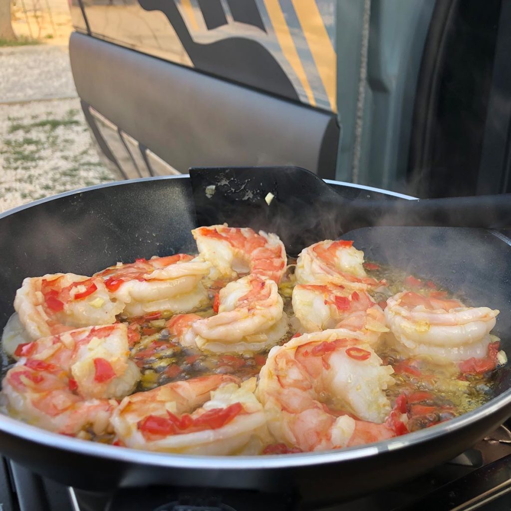 In der Außenküche vom ATACAMA 4x4S Garnelen braten