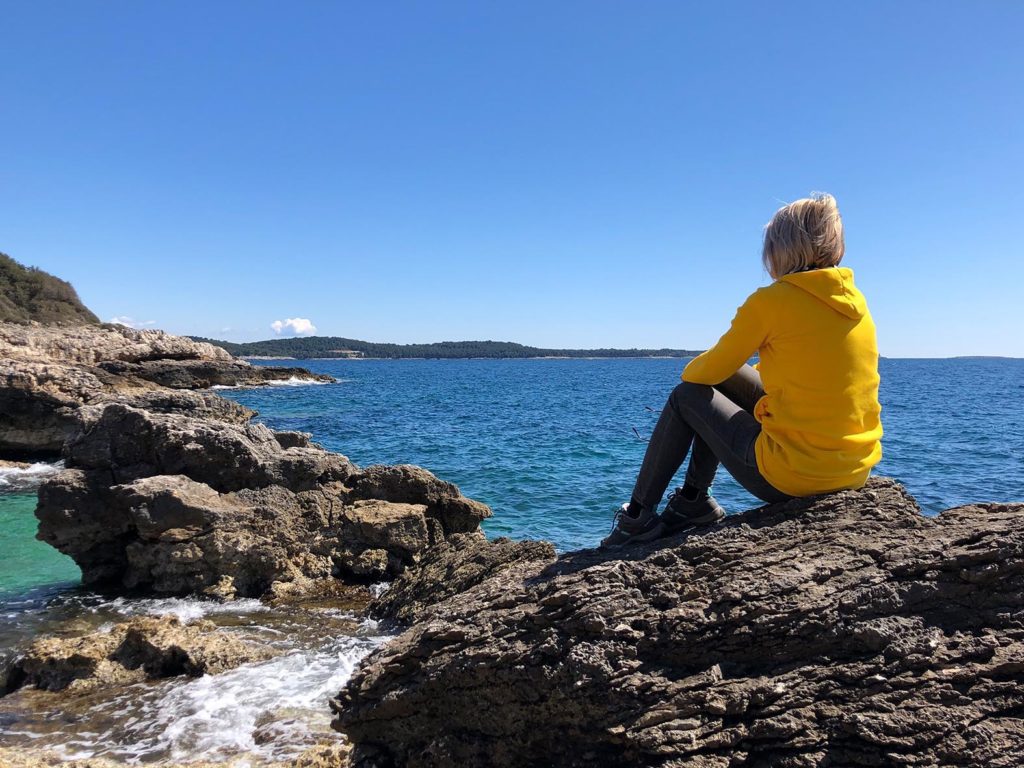 Schroffe Felsen und wunderbares Meer am Kap Kamenjak.