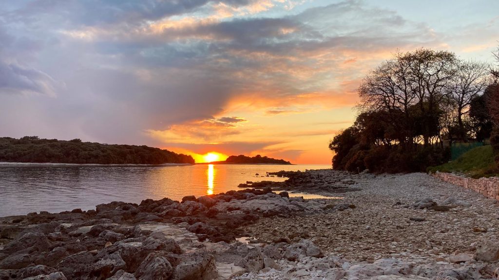 Sonnenuntergang am Strand im Auto Camp Peskera