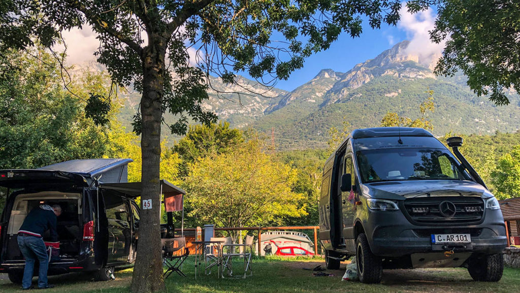 Bergpanorama in der Nähe von Trento auf dem Bergcampingplatz.