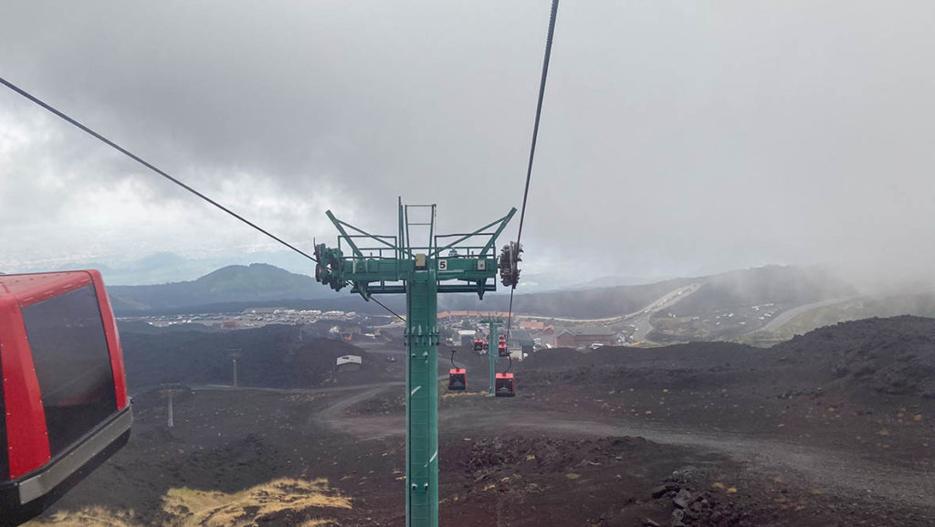 Schwarze Mondlandschaft auf dem Ätna mit Blick aus der Seilbahn auf Talstation