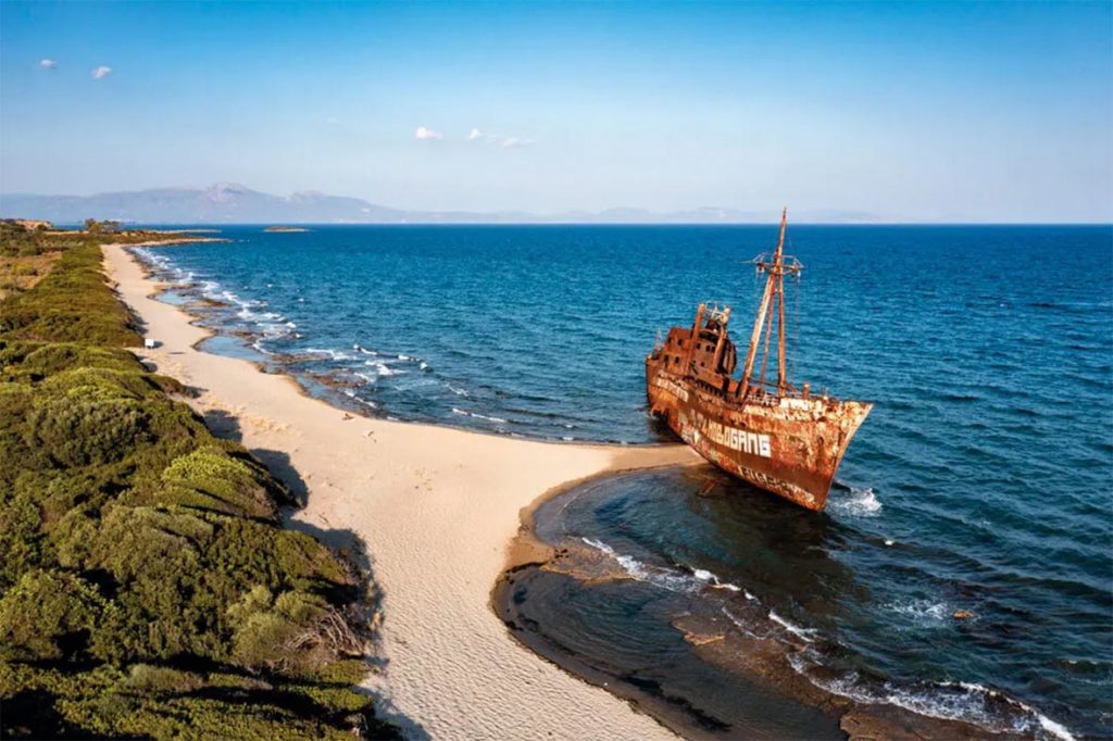 Die Touristenattraktion Dimitrios am Sandstrand östlich von Gynthio