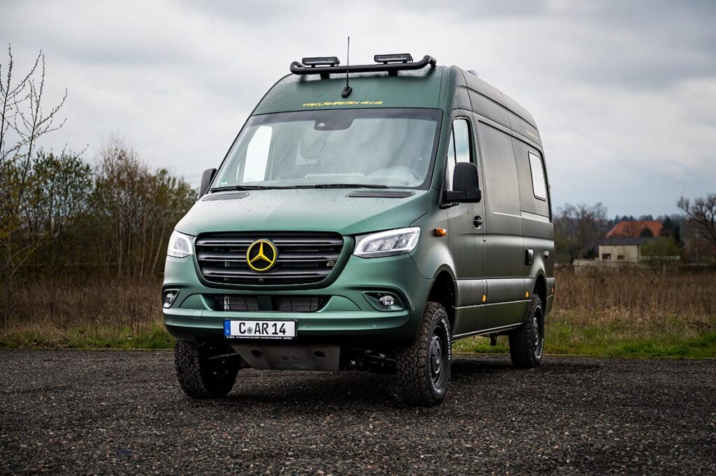 Komplett folierter Mercedes Sprinter Camper mit 4x4