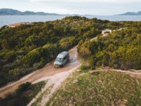 Offroad-Camper-ATACAMA-4×4-mieten-Schlammdurchfahrt-Meer