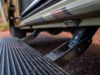 Offroad-Camper-ATACAMA-4x4D-mieten-elektrische-Trittstufe