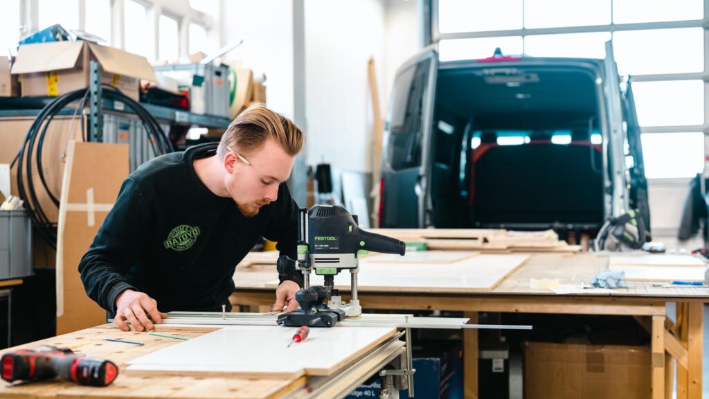Der Tischler bei Allroad arbeitet präzise und genau