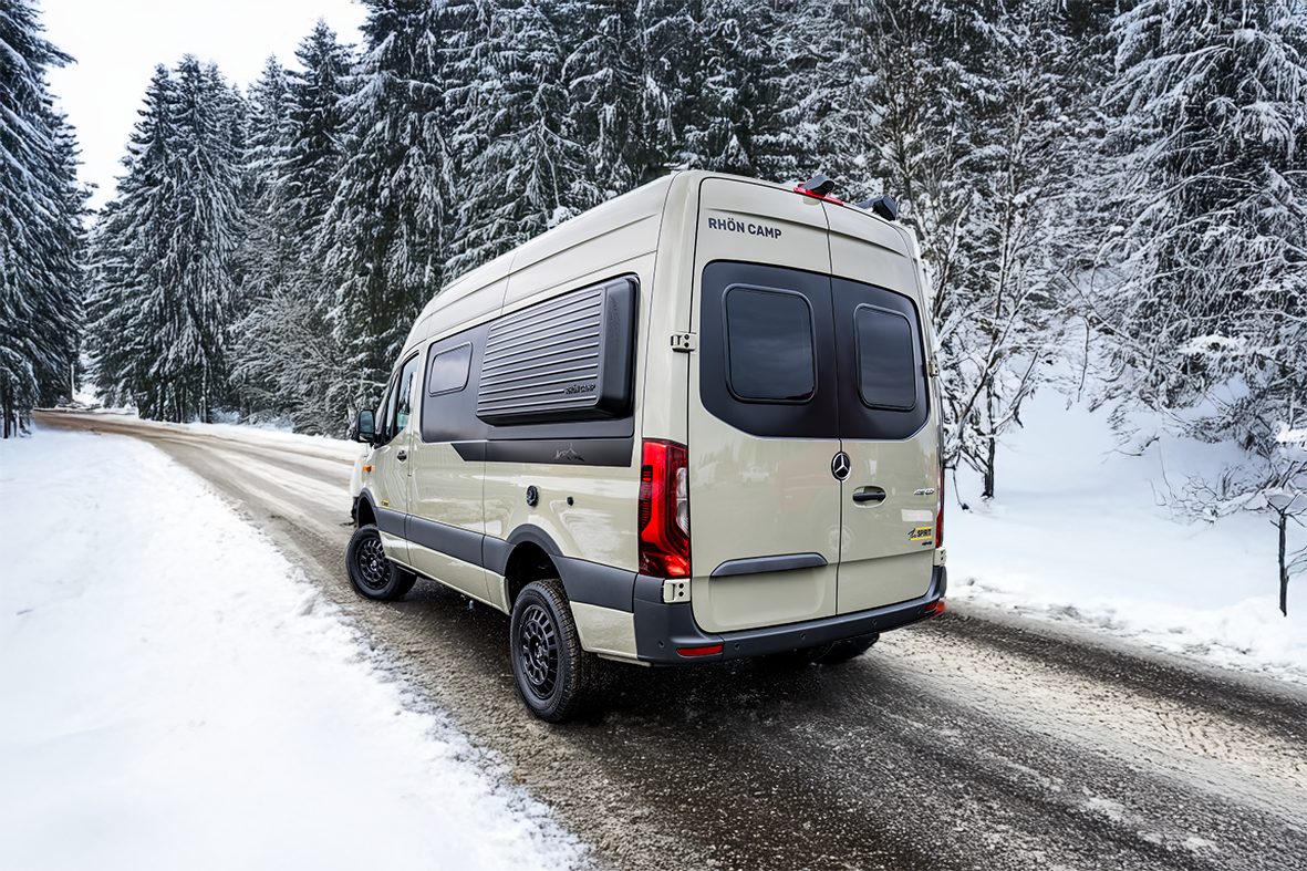 Der Spirit 4x4 Allradcamper von Rhön Camp bei winterlichen Wetterverhältnissen in einer Winterlandschaft