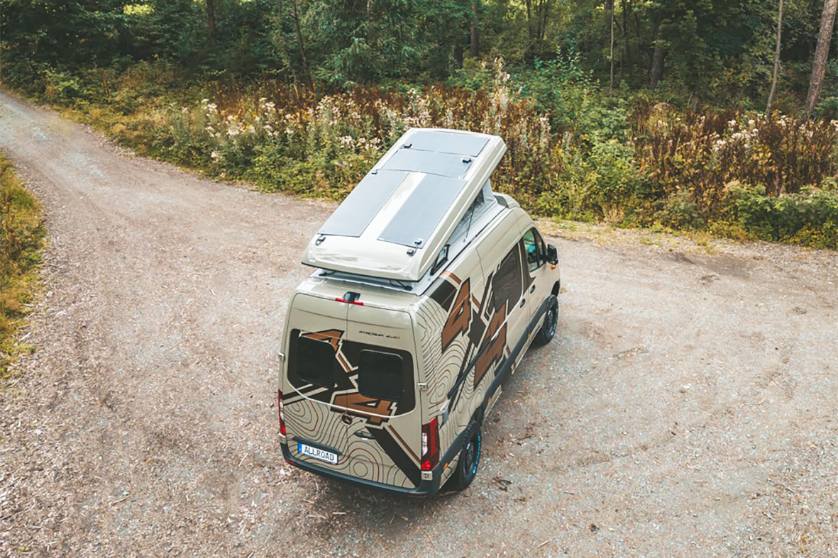 Um einen Camper autark zu machen, bedarf es ausreichend Strom und Wasser. Strom kann mithilfe von einer Solaranlage einfach unterwegs generiert werden.