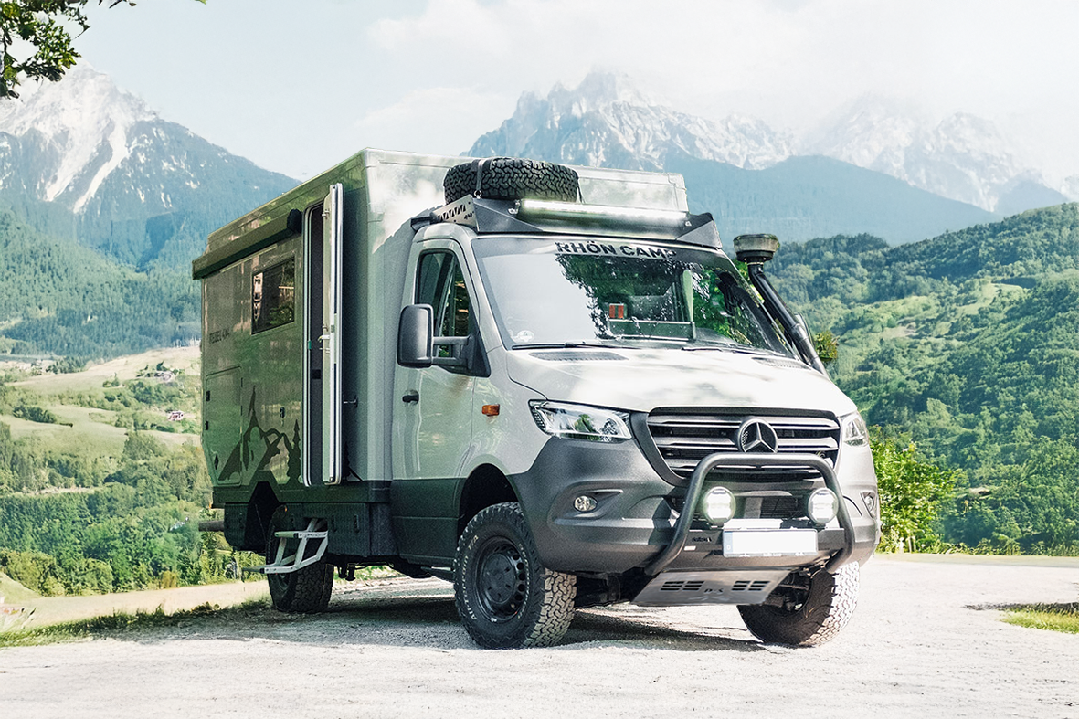 The Rebel 4x4 von Rhöncamp ist ein teilintegrierter Offroad-Camper.
