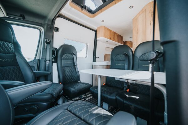 Im TAKLAMAKAN 4x4 XL gibt es eine Sitzecke für bis zu fünf Personen.