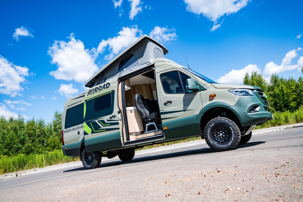 Der Familien-Offroad-Camper TAKLAMAKAN 4x4 XL für fünf Personen.