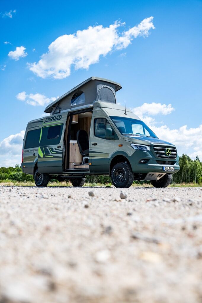 Im TAKLAMAKAN 4x4 XL kann man auch abseits der befestigten Straßen unterwegs sein. Hervorragende A/T-Bereifung und permanenter Allradantrieb machen es möglich.