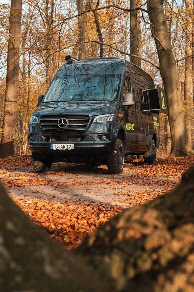 Der Pössl Roadstar X im Gelände zeigt sich elegant und doch eindrucksvoll.