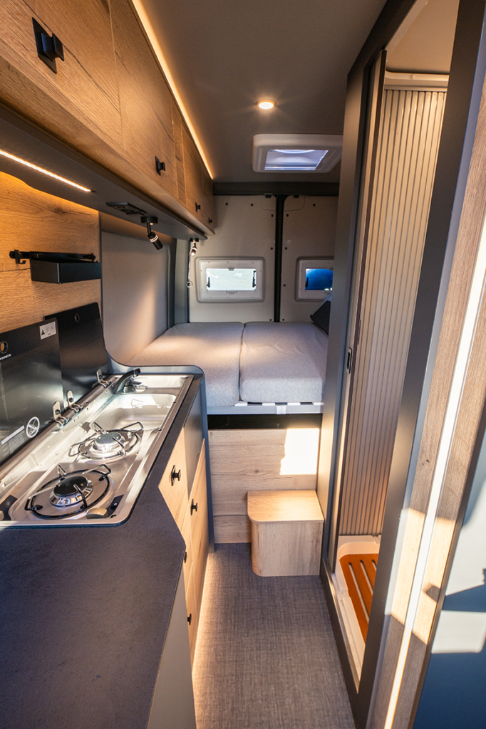 Modernes Interieur, offene Blickachsen und ein wohliges Lichtensemble sorgen im Pössl Roadstar X für Wohlfühlatmosphäre.