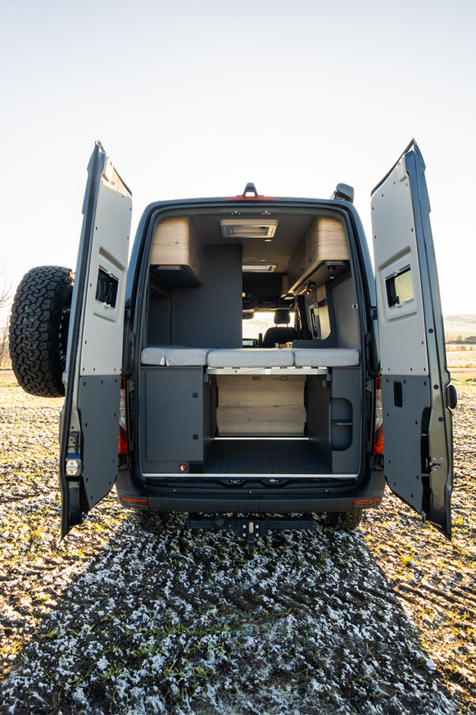 Der Pössl Roadstar X besitzt eine große Heckgarage und hat allgemein viel Stauraum für seine (bis zu 3 Passagiere).