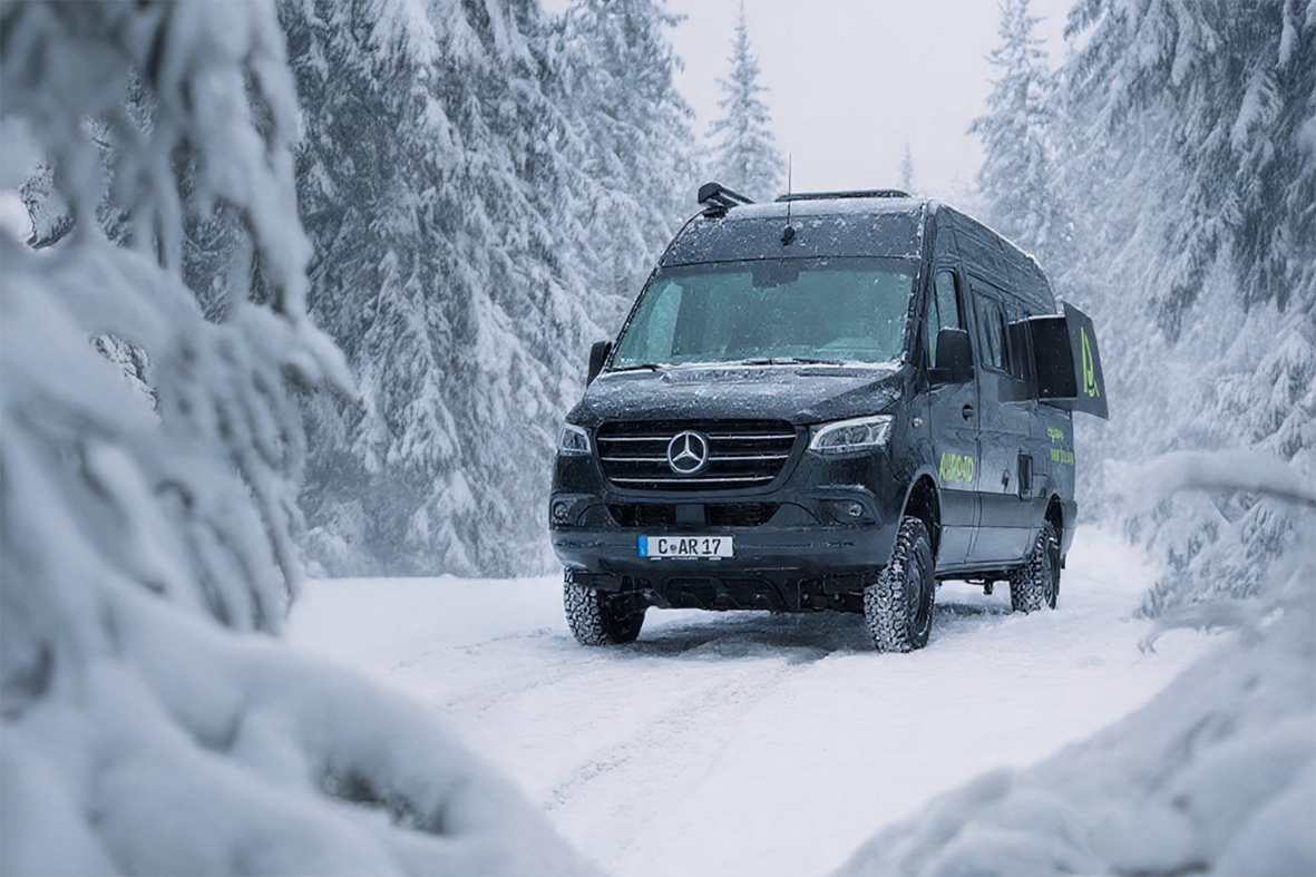 Pössl Roadstar X im verschneiten Winterwald. Dank permanentem Allradantrieb kein Problem.