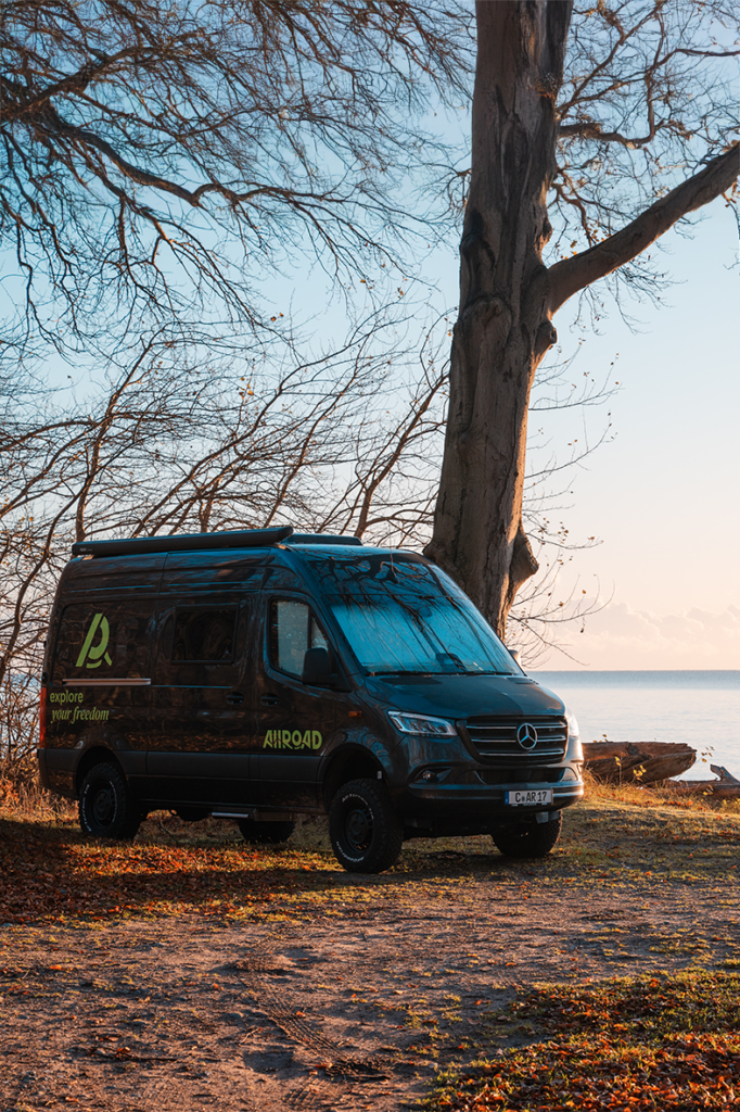 Der Roadstar X Miet Allrad-Camper am Strand in Dänemark