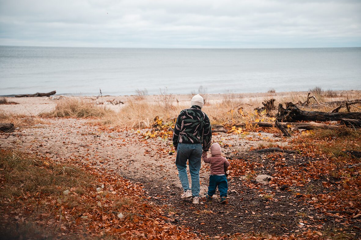 Spazieren am Strand in Dänemark