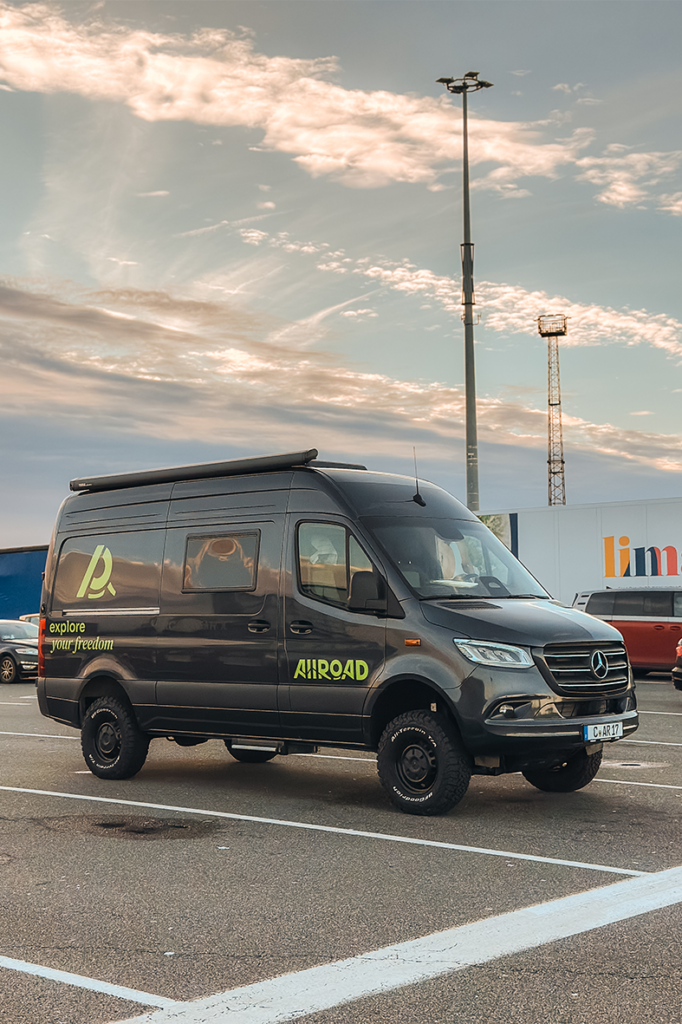 Der Roadstar X von Pössl am Fährhafen von Rostock.