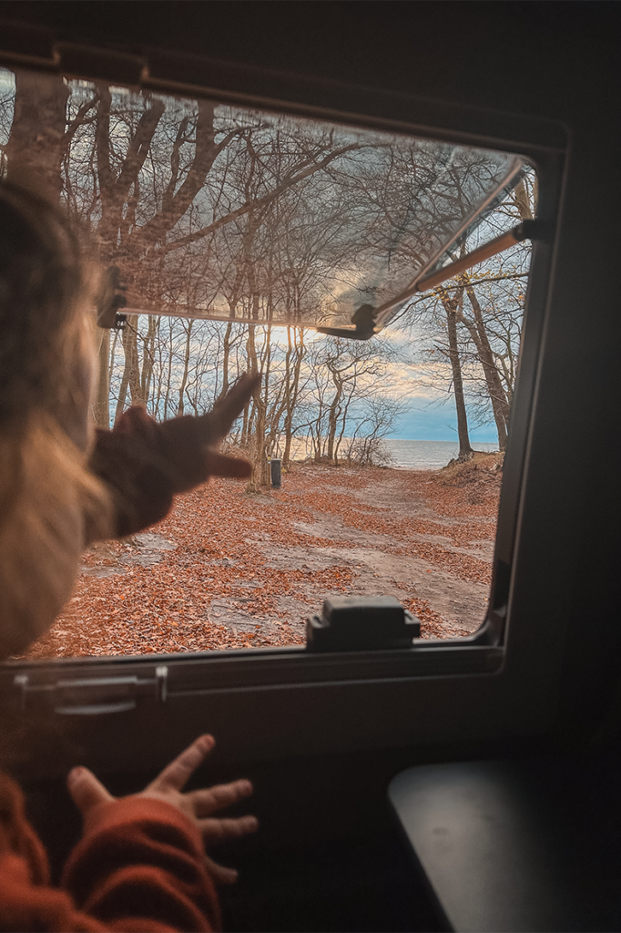 Blick aus dem Fenster zum Meer.