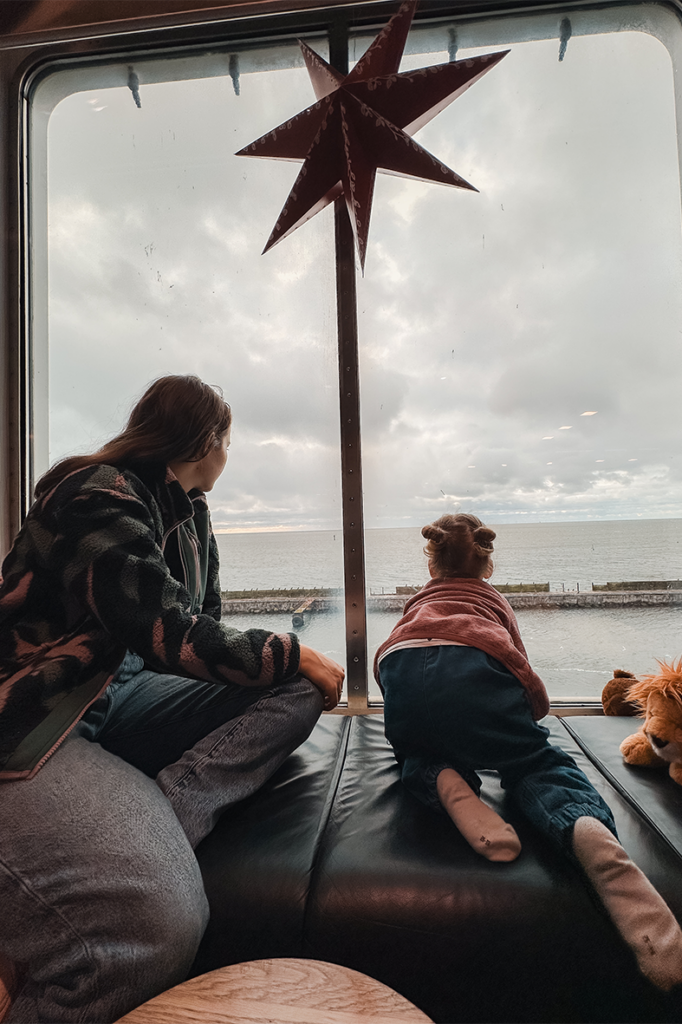 Zwei Personen auf der Fähre.